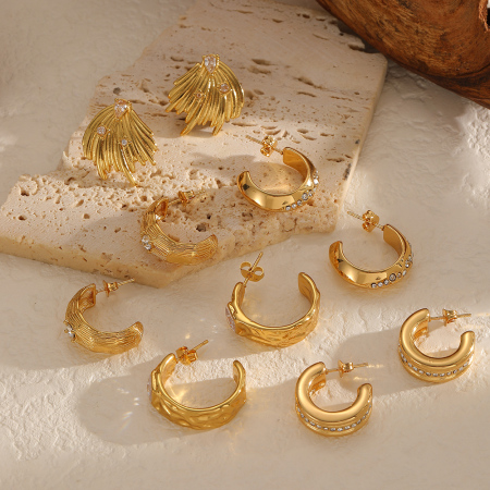 1 paire de boucles d'oreilles à clous en acier inoxydable étanche, couleur or, en forme de C 2