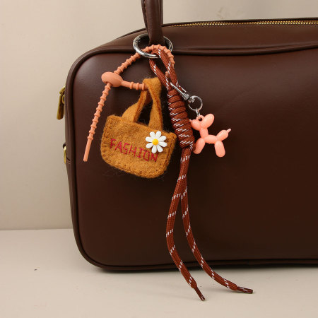 1 mini sac en feutre avec breloques pour sac à main en forme de chien mignon pour femme 2