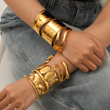 Bracelet manchette en acier inoxydable doré, étanche, de forme irrégulière (1 pièce). 2