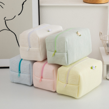 1 trousse de maquillage en polyester à motif de fleurs douces 2