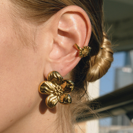 1 paire de boucles d'oreilles puces pour femme, en acier inoxydable étanche, couleur or, motif fleur douce 2