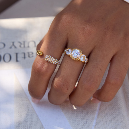 Bague élégante ronde en acier inoxydable étanche couleur or avec zircon pour femme (1 pièce).