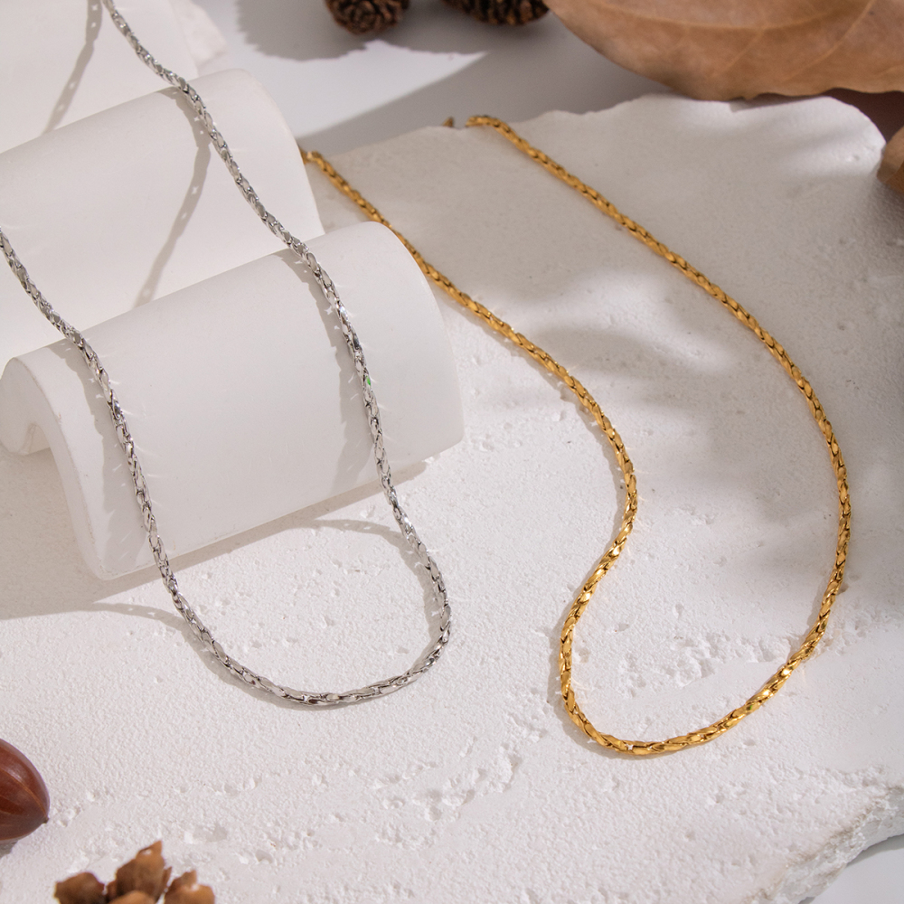 Collier Simple En Acier Inoxydable Étanche Couleur Or (1 Pièce) Image3