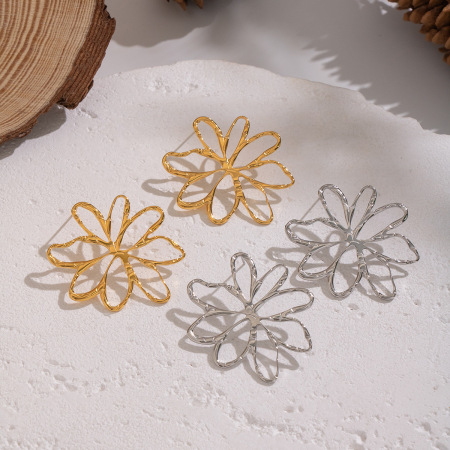 1 paire de boucles d'oreilles à clous en acier inoxydable doré, imperméables, en forme de fleur