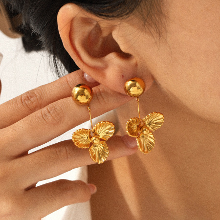 1 paire de boucles d'oreilles pendantes en acier inoxydable doré, imperméables, à motif floral