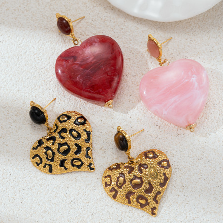 1 paire de boucles d'oreilles pendantes en acrylique doré, en acier inoxydable étanche, en forme de cœur