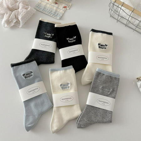 1 paire de chaussettes mi-mollet en pur coton avec lettres brodées pour femme