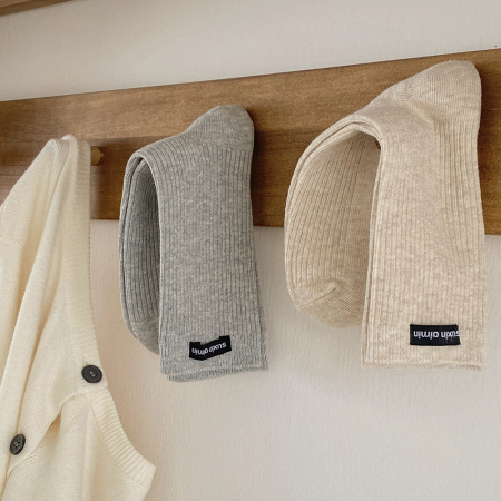 1 paire de chaussettes mi-mollet simples en pur coton de couleur unie pour femme