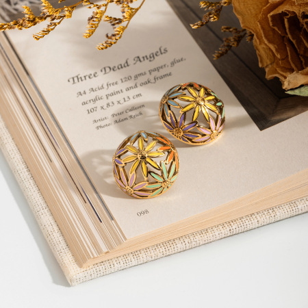 1 paire de boucles d'oreilles puces glamour à fleurs en acier inoxydable étanche couleur or pour femme 2