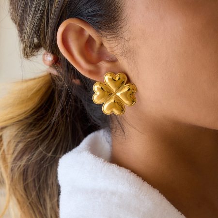 1 paire de magnifiques boucles d'oreilles puces pour femme, en acier inoxydable doré, imperméables, motif trèfle 2