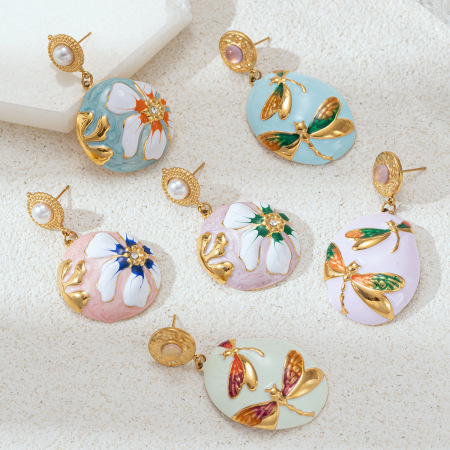 1 paire de boucles d'oreilles pendantes romantiques en acier inoxydable doré, émaillées et imperméables, en forme de fleur.