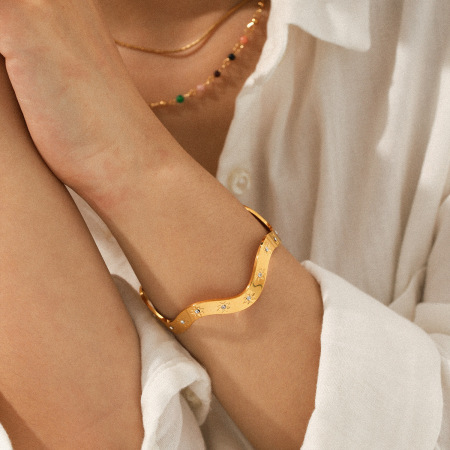 Bracelet manchette en acier inoxydable doré, étanche, orné d'un zircon et d'une étoile de forme irrégulière (1 pièce). 2