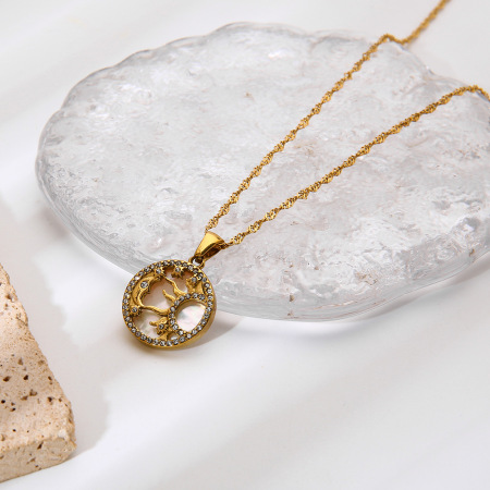 Collier pendentif femme luxueux en acier inoxydable étanche, motif soleil et lune, orné d'un cercle solaire.