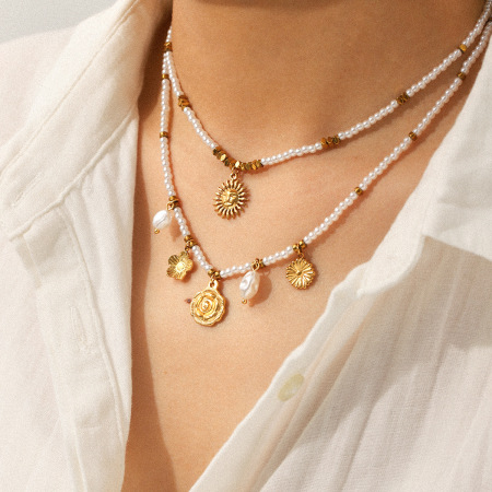 Collier pendentif en forme de soleil en acier inoxydable étanche couleur or avec perles