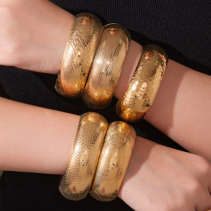 Bracelet Jonc Pour Femme, 1 Pièce, En Acier Inoxydable Imperméable, Couleur Or, Motif Martelé Simple h5 Image4