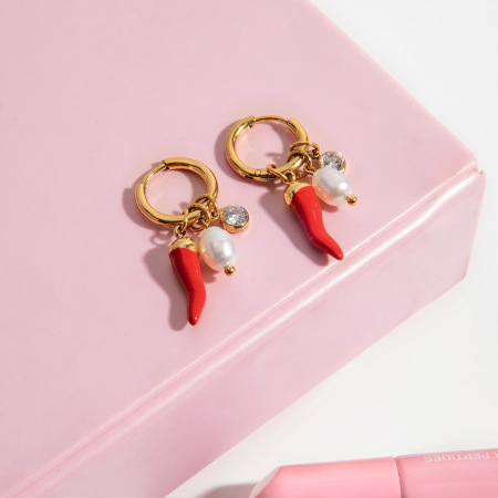 1 paire de boucles d'oreilles pendantes classiques pour femmes, en acier inoxydable rouge piment, étanches et couleur or.