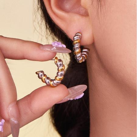 1 paire de boucles d'oreilles créoles simples à torsion, en acier inoxydable imperméable, aux couleurs or et argent.