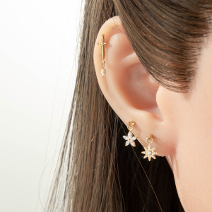 Boucles D'Oreilles Piercing Pour Femme, En Titane Et Zircon, Ornées D'Une Délicate Fleur (1 Pièce). h5 Image5