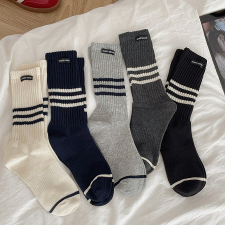 1 paire de chaussettes mi-mollet blanches à rayures pour femme, en pur coton, idéales pour le sport et les loisirs 2