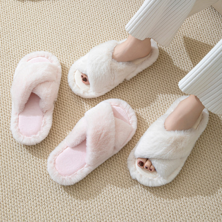 1 paire de chaussons en peluche de couleur unie
