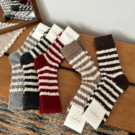 1 paire de chaussettes mi-mollet rétro rayées en pur coton pour femme