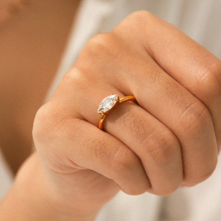 Bague en acier inoxydable étanche couleur or avec pierre précieuse en zircon (1 pièce)