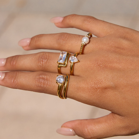 Bague pour femme en acier inoxydable doré, étanche, ornée d'un zircon et d'une goutte brillante (1 pièce). 2