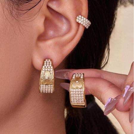 1 paire de boucles d'oreilles créoles pour femme en acier inoxydable doré, imperméables, ornées de zircon et de fleurs brillantes.