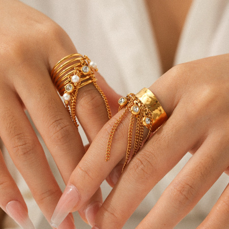 Bague tendance dorée en acier inoxydable étanche avec pompon (1 pièce)