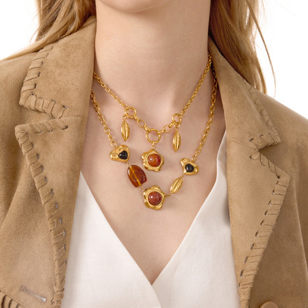 Collier pendentif femme en acier inoxydable, couleur or, acrylique, forme irrégulière, orné d'une fleur glamour.