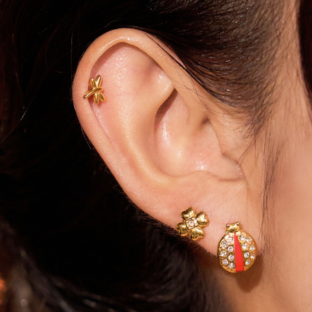 1 paire de boucles d'oreilles classiques pour femme, en acier inoxydable, couleur or, motif scarabée.