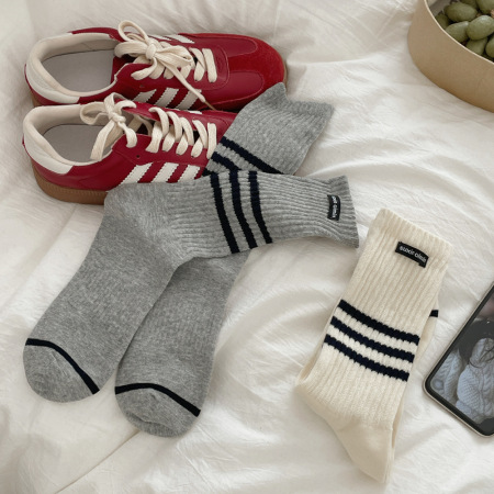 1 paire de chaussettes mi-mollet blanches à rayures pour femme, en pur coton, idéales pour le sport et les loisirs