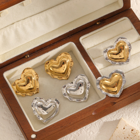 1 paire de boucles d'oreilles puces en acier inoxydable imperméables en forme de cœur, couleurs assorties 2