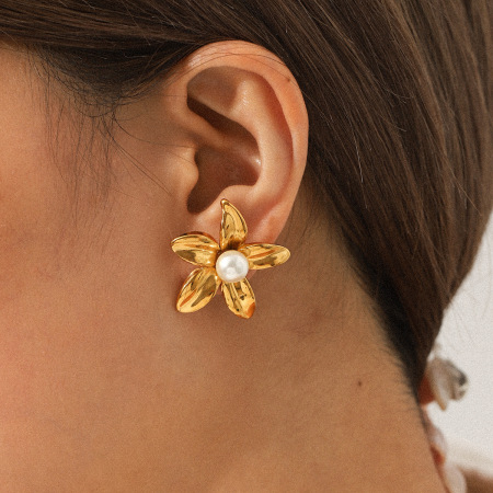 1 paire de boucles d'oreilles à clous en acier inoxydable doré, imperméables, avec perles et motif floral
