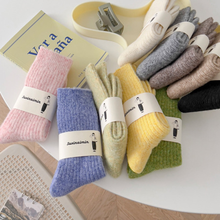 1 paire de chaussettes mi-mollet côtelées et épaisses de couleur unie pour femme