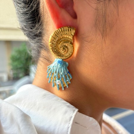 1 paire de boucles d'oreilles pendantes en émail couleur or