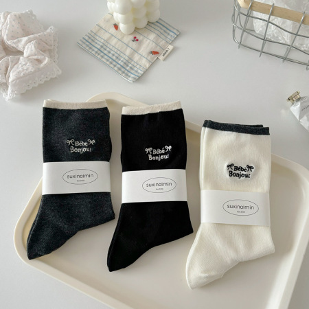 1 paire de chaussettes mi-mollet en pur coton avec lettres brodées pour femme 2