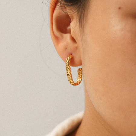 1 paire de boucles d'oreilles créoles en acier inoxydable doré, étanches, en forme de C