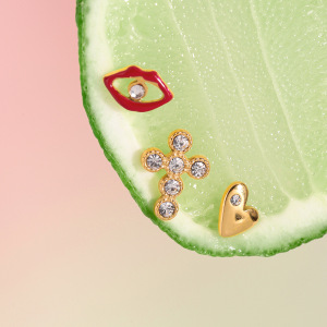1 Paire De Boucles D'Oreilles Puces Pour Femme, En Acier Inoxydable Doré, Imperméables, En Forme De Cœur. h5 Image3
