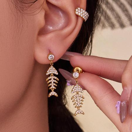 1 paire de boucles d'oreilles pendantes délicates en acier inoxydable doré, imperméables, avec zircon, en forme d'arête de poisson.