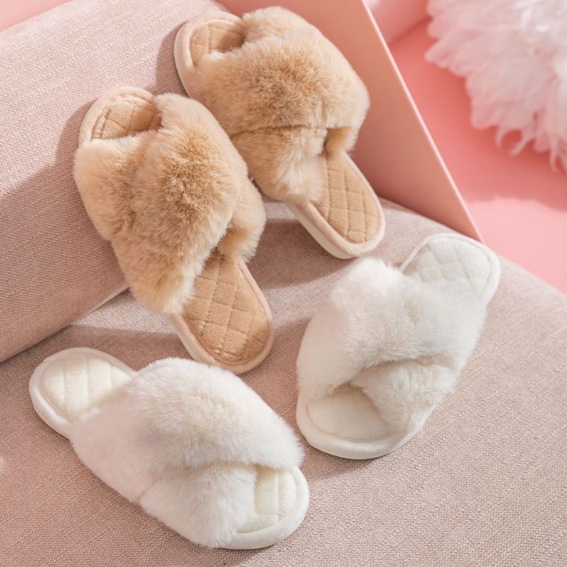 1 Paire De Chaussons En Peluche De Couleur Unie Image2