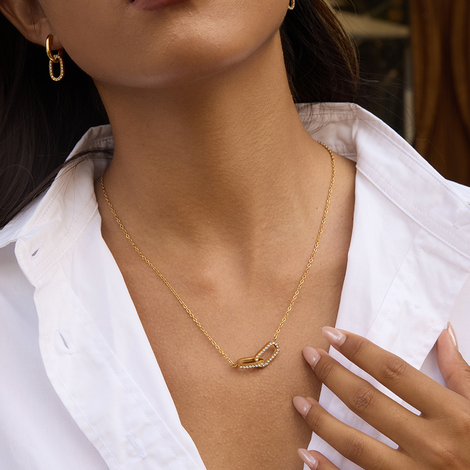 Collier Pendentif Classique Rond En Acier Inoxydable Étanche Couleur Or Avec Zircon Pour Femme (1 Pièce) Image3