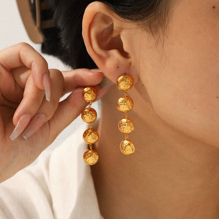 Boucles d'oreilles pendantes sphériques à pompon, en acier inoxydable doré, imperméables, avec motif martelé (1 paire).