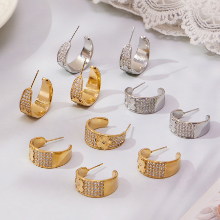 1 paire de boucles d'oreilles créoles pour femme en acier inoxydable doré, imperméables, ornées de zircon et de fleurs brillantes. 2