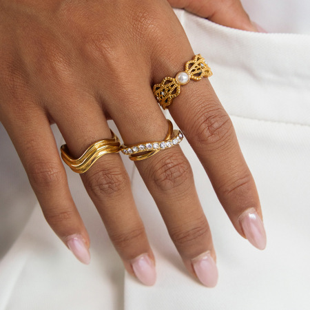 Bague pour femme en acier inoxydable moderne ajouré, étanche, couleur or, ornée de pierres précieuses (1 pièce).