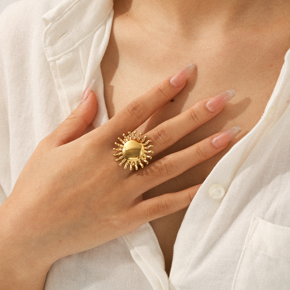 Bague Tendance Sun En Acier Inoxydable Étanche Couleur Or (1 Pièce) Image4