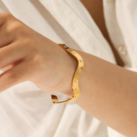 Bracelet manchette en acier inoxydable doré, étanche, orné d'un zircon et d'une étoile de forme irrégulière (1 pièce).