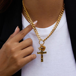 Collier Pendentif Femme Luxueux En Forme De Croix, Orné D'Un Zircon Vert Et D'Une Armature En Acier Inoxydable Étanche Couleur Or (1 Pièce) h5 Image3