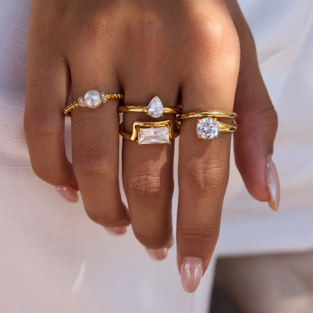 Bague pour femme en acier inoxydable doré, étanche, ornée d'un zircon et d'une goutte brillante (1 pièce).