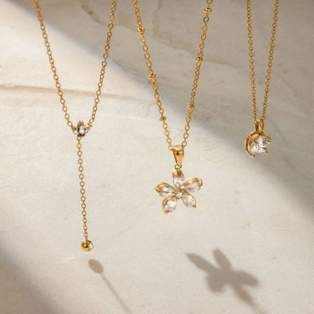 Collier pendentif sophistiqué pour femme, en acier inoxydable, couleur or, avec zircon, orné d'une fleur.